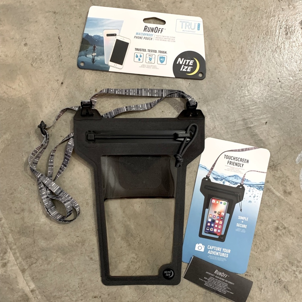RunOff Waterproof Touchscreen Friendly Phone Pouch 💦 - Picture 6 of 12
